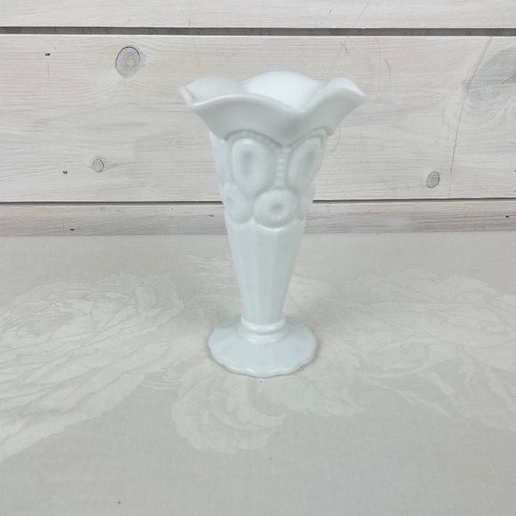 Vintage Milk Glass Bud Vase Pressed Glass Trumpet Scallop Top - Picture 1 of 9